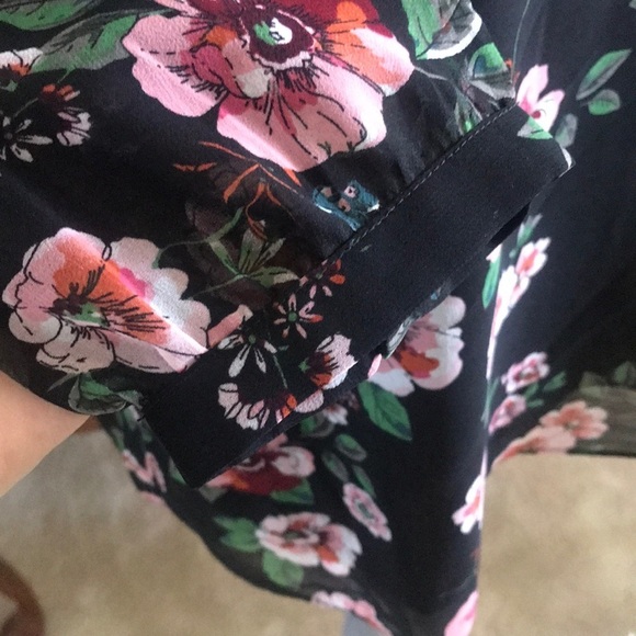 CAbi Garden Black Floral Blouse Size Medium - Picture 8 of 9